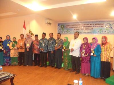 Pendidik Berprestasi Di Bengkalis Dapat Reward